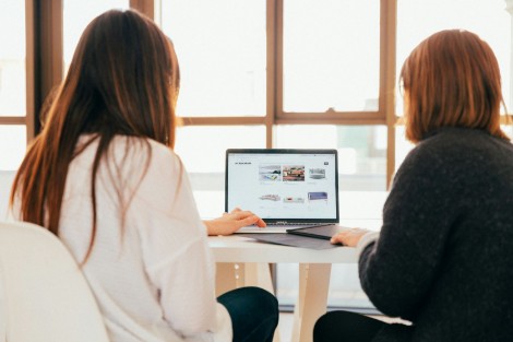 2 women looking at a laptop